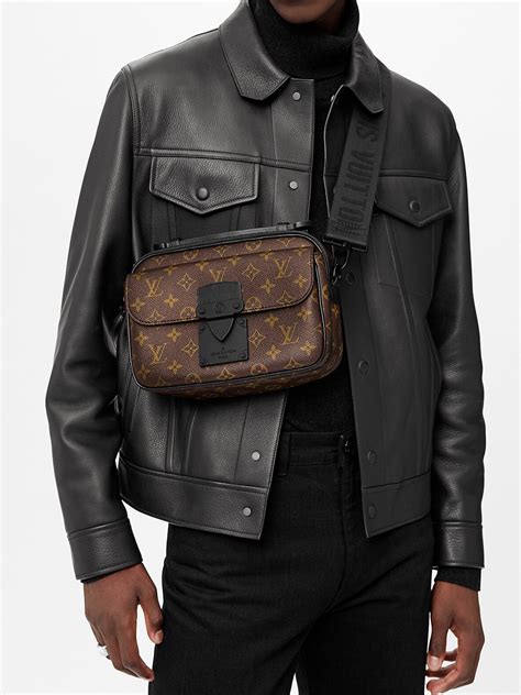 Louis Vuitton s lock messenger